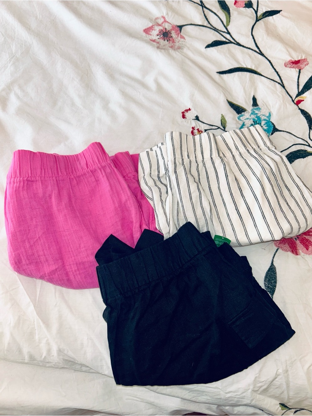 3 PAIR BUNDLE GAP SHORTSđNWT - Picture 9 of 9